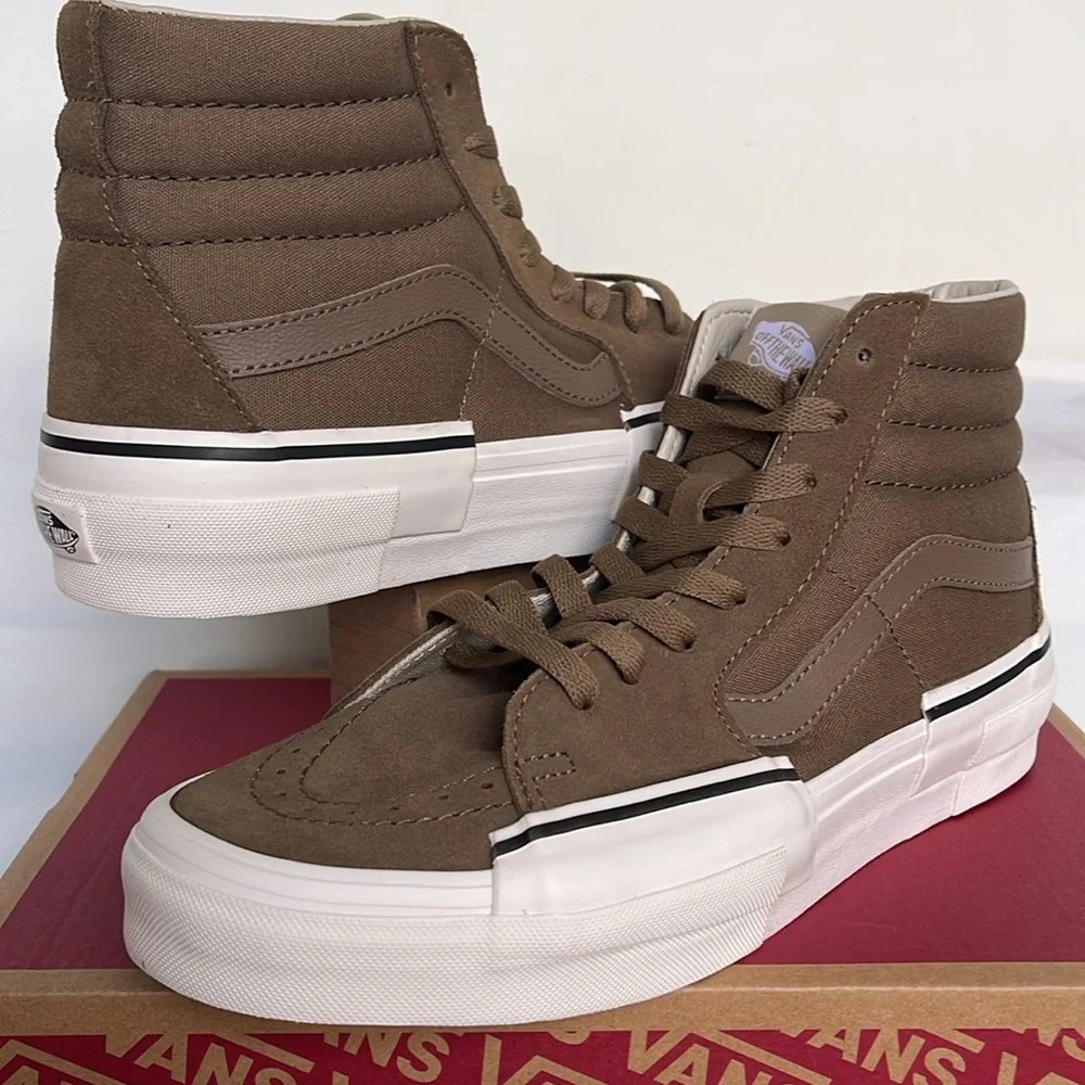 Vans Men’s Sk8-Hi Rearrange
Tonal Kangaroo
VN000CRMBYW
Sneakers - Picture 9 of 16